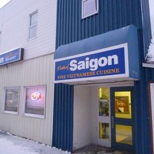 日本の様に看板は無く、まん前まで来ないと判りません