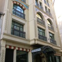 周囲から浮いた感じの建物。でも見かけ倒しではない。