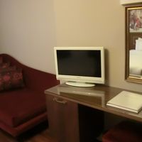 エキストラベッドになるソファ。特大スーツケースも余裕。