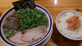 田中商店のとんこつラーメン、ハマる味！