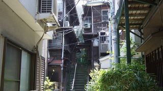 菊坂下の路地にあります