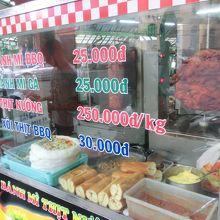 ショーケースまで行って食べたいものを指さしで注文。