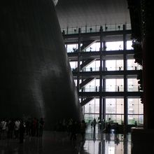 円形展示場（左側構造物）