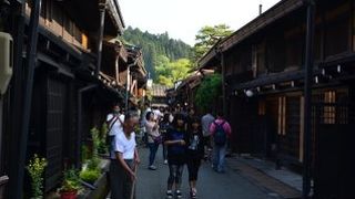 造り酒屋が軒を連ねる古い町並み