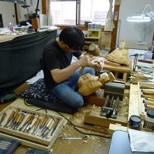 匠工房で天神様を掘る彫刻師