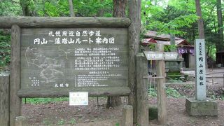 軽い登山になります