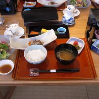 朝食。これに更に豆乳豆腐が付きます（別写真参照）