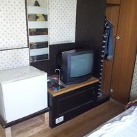 役に立たない冷蔵庫と、いっぱい映るテレビ。