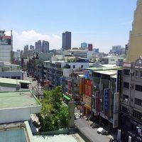 窓からの景色はまあまあ。でもカーテンレールから埃が・・・。