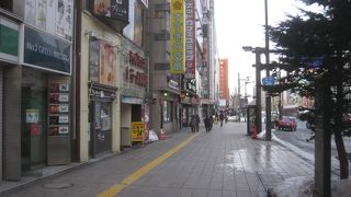 夕刻の「すすきの」、出勤前のお姉さま方が多数往来