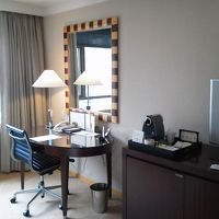 デスク周りに電源コンセントが豊富にあります