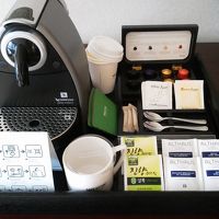 ネスプレッソの他、引出にティファールのポットが入ってます