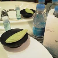 無料のお水は一人１日１本。バスルームに置いてありました