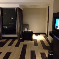 広くてシックな内装