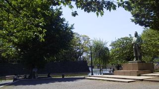 皇居の一休みポイント・・「大手濠緑地」～大手町～