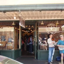 店の前でパフォーマンスをしている様子