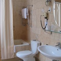 広いバスルーム。タオルかけは暖房機能付き。