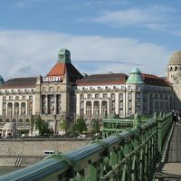 自由橋を渡った目の前にあります