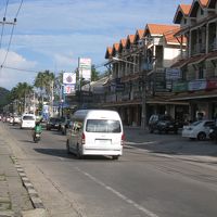 ホテルを出て少し歩くとこんな感じ。コンビニもある。