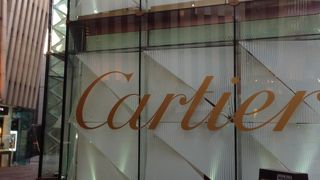 大きなロゴが目立ちます