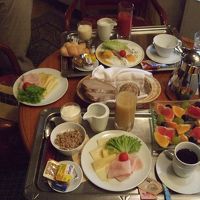 フルーツと奥のプレートがプラハ風でした。