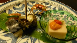 個室で美しい庭園を眺めながら懐石料理を堪能できます