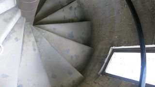 螺旋階段は狭いので注意！