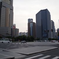 中央の光った円筒状の建物がホテル。ホテル名とロゴが上部に。