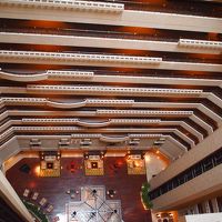 吹き抜けのロビーを見下ろす