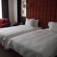 中国テイストを取り入れた、赤を基調とした客室