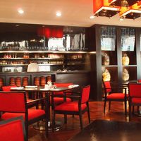 レストラン。こちらも赤を基調とした作り。