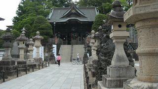 門は重要文化財、赤提灯はシンポル