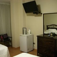 冷蔵庫に水やチョコなどあります（有料）