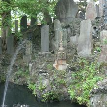 仁王池の石造・碑・像