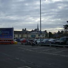 真ん中にみえる高い建物が大聖堂（駅前より）