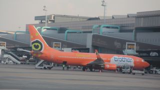 簡素な国際空港。空港からの公共交通機関はアテになりません。