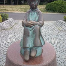 赤い靴履いてた女の子の像