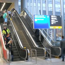 出発フロアにある空港長距離列車駅に向かうエスカレータ 