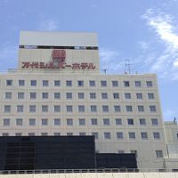 白い空白は以前入居していた東天紅の看板です