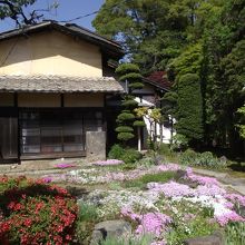 建物入口で庭園は建物の奥です