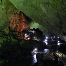 洞内は広いドーム状になっています