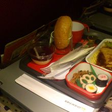 カンタス　シドニー線夕食です。薄味です。