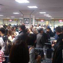 シドニー空港　混んでますが、流れはスムーズです。