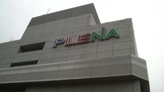 駅前に建つショッピングセンター