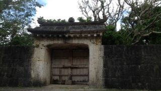 守礼門をくぐってすぐです。