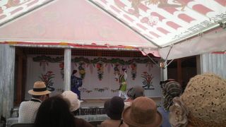 ここをくぐると正殿です