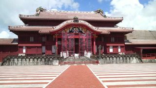 朱色が映える立派な正殿