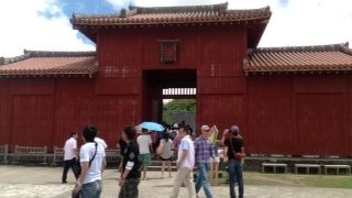 ここをくぐるとチケット売り場があります。