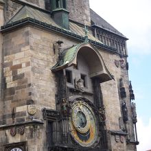 上の窓が開いて人形が動く。