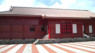 奉神門くぐって正殿の右側です